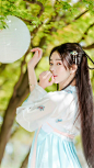 回廊远砌生秋草，
梦魂千里青门道。
鹦鹉怨长更，
碧笼金锁横。
罗帏中夜起，
霜月清如水。
玉露不成圆，
宝筝悲断弦。





