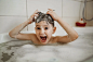 快乐的男孩在家里浴缸里玩耍图片下载
