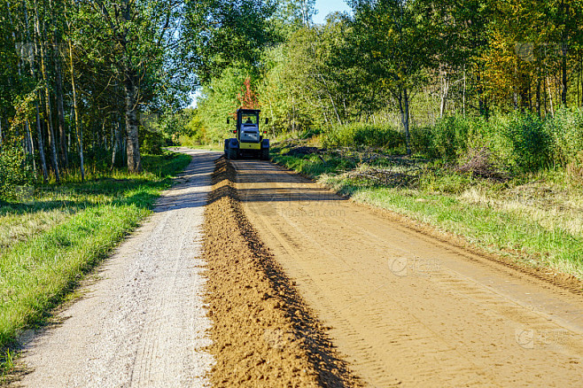 在平地机的帮助下，在农村地区的砾石道路平整