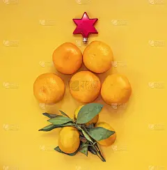 橘色背景的创意圣诞树。节日的贺卡。广场