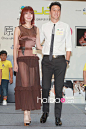 王阳明携手杨谨华现身香港为偶像剧《原来爱。就是甜密》做宣传