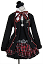 红白黑配朋克风洛丽塔服装，查过后应该是日本putumayo的款式设计，红白黑的经典配色。
