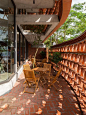 ☕️红瓦片交织打造镂空视觉感咖啡厅｜越南