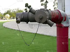 关闭连接草坪消防软管的红色消火栓龙头。