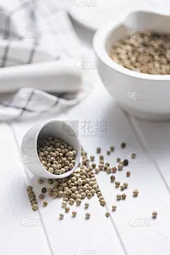 整个胡椒香料。碗中放入白胡椒粒