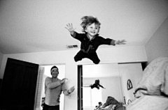 雏鸟只有依靠自己的力量冲破蛋壳才能出来见到外面的世界。如果人为地打破蛋壳，那么雏鸟就丧失了生存下去的力量，因为没有成熟的身体条件不能适应环境。同理，万事万物都有时机，适时教育才能事半功倍。 ——徐亨淑《爱是慢半拍》