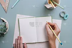 在黑色计划表上书写的工作表，空白