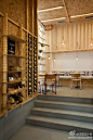 #求是爱设计#坐落在雅典高档的Kolonaki区，Divercity Architects所带来的IT café是一个小餐馆和咖啡厅。设计师将整个空间比喻成包装箱，大量的木质刨花板及货架共同创建了坚实、温暖的基本框架，同时质朴的纹理赋予了空间随意性和舒适感。
