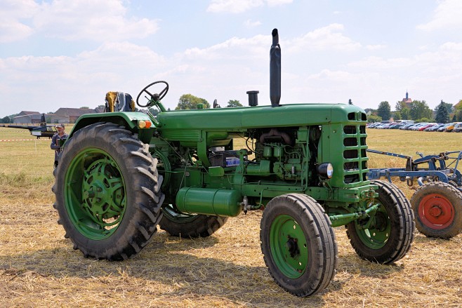 tractor-field-wheel-...