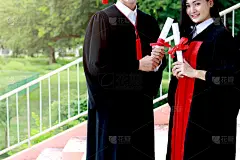 毕业的同学们，无论男女，手握证书，在毕业的那天在大学体育馆完成学业