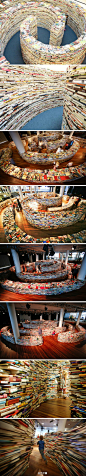 艺术圈：【书籍的巨型迷宫】一座由25万本书组成的巨型迷宫aMAZEme将在7月31至8月25日在皇家音乐厅展出。作品由巴西艺术家Marcos Saboy和Gualter Pupo和Hungry Man产品公司合作，受阿根廷大文豪豪尔赫•路易斯•博尔赫斯的文字迷宫启发。迷宫占地500平方米，高2.5米。观众可入内一探究竟，欣赏搭建的上万本书册