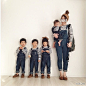 日本一位妈咪带着三岁的三胞胎和一岁的小宝宝，五个人每天换着花样穿亲子装。这样的成长记录给人满满的温馨和幸福感啊 ​​​​