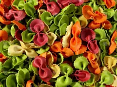 多色面食弓的特写全框架