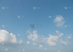 蓝天白云。