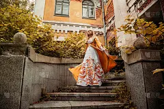 穿着中世纪服装的女人