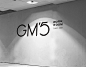 GM5深圳市几米外设计有限公司VI包装，give me five~ : GM5标志由字母“G”、“M”以及数字“5”组成，简单元素，精细线条，纯色运用，呈现简练而饱满的标志造型，体现的是对设计拿捏有度的精准权衡，对设计美感的微妙平衡。而这，恰好也是GM5团队形象的鲜活展现：内在的清醒与沉淀，外在的丰富与张力。The logo of the team GM5 is composed of the letters "G" and "M" and the number &