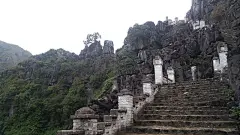 神秘之境
木阿洞穴
混血儿也有好看头
带你探索别样的越南
今天是特殊的“走楼梯日”，我们从越南宁平省的这条山路中获得了一些灵感，是不是很庆幸你不用爬上去？壁纸中所见是木阿洞穴，它是按照中国长城的风格设计的，石径共有486级台阶。在山顶，你能看到一处小祭坛和乡村全景。当然爬完这么多层台阶成就感绝对会油然而生。我们希望这张壁纸能激励你今天不要乘坐电梯，而去走楼梯。既能锻炼身体又可以为节约能源做贡献的感觉，多棒！