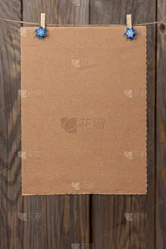 一张白纸，用来写你的文字，用绳子挂在模糊的背景上。