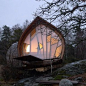 Ett is a wonderful Swedish woodland micro house designed by Torsten Ottesjö which takes the shape of a herring. Its exterior shape looks exactly as a fish in movement and the wooden roof imitates perfectly its skin.