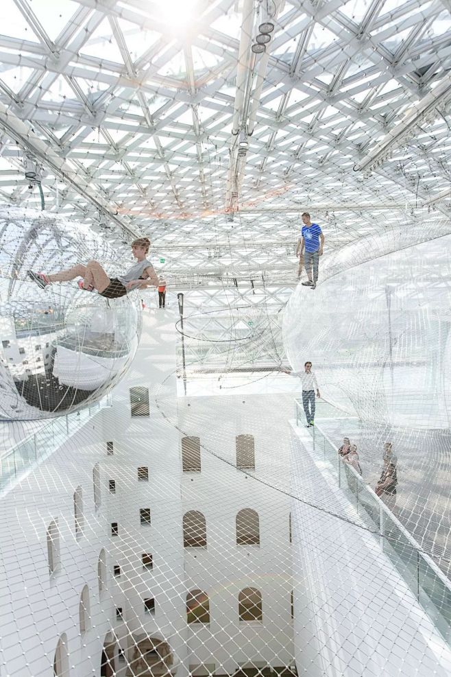 Tomás Saraceno 的奇幻世界...