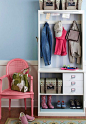 开门而入，粉色的换鞋椅子，高度合适的玄关柜，大人小孩都能使用，简约而实用。