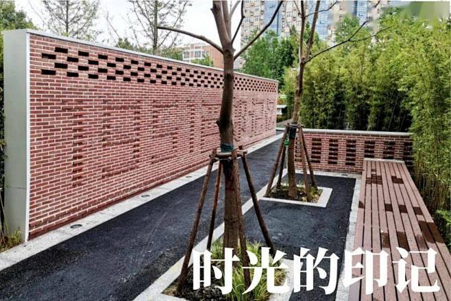 城市微更新激发老城活力｜“西郊记忆”、“幻彩园”口袋公园_空间 : 本案提炼出 “红砖”元素为设计线索，利用景墙、以及散落在场地内的红砖构筑物 ...