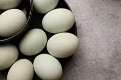 新鲜皮蛋食品蛋类食品摄影图