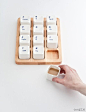 上海设计师陈琪祎（E平米工作室）设计的键盘咖啡杯。