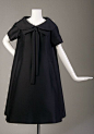 每一条50年代的Dior 梯形裙里，都藏有一条独立的衬裙。衬裙层次繁多，大致包含基础衬裙、网眼纱和欧根纱。作为内层的基础衬裙合体滑爽；其余每层都与其手工缝合，每一层腰线的位置次第下降，以保证廓形平缓；通常，最外层的欧根纱下摆边缘还将缝入4英寸宽的马尾衬以塑形（图片来源芝加哥历史博物馆）。 ​​​​