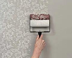 墙上压花涂料滚筒

 
  
  
立春儿同学:
（转载）
这个小玩意来自 The Painted House ，它的外型和用法都和滚筒式油扫很相似，只是滚筒上多了压花，给热爱家居设计的人自由发挥。这个小工具能创造出墙纸的效果，又不会有墙纸因受潮而导致墙脱落的缺点。除了墙壁外，它还有另一型号，能应用在布料上，粉饰 家居用品甚至衣饰。大家可以到这里看看示范 。 
(9张)