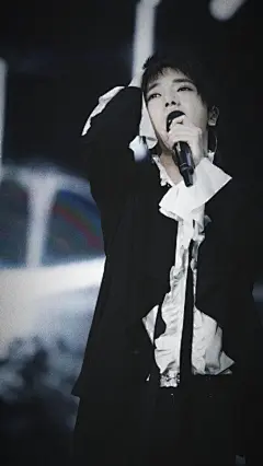 #华晨宇# #华晨宇假面的温柔# 

敲里吗！！！
我单方面宣布丑丑是我的老公！！！

@华晨宇yu  我爱你啊啊啊啊！！
都是壁纸大小，大家自己收图吧 ​​​​