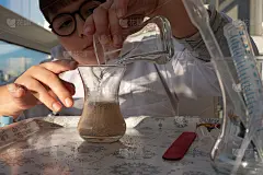 男孩在新的正常时期在家做实验。