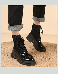 超火～系带马丁靴女2023秋冬英伦风复古拼接厚底机车漆皮百搭短靴-淘宝网