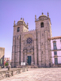 波尔图大教堂(Porto Cathedral /Se Catedral)又译为波特大教堂，位于Terreiro de Se小山丘上，原建于12世纪，后于17、18 世纪修建正殿及其它部份。教堂为哥德式及巴洛克式的混合建筑，正面的玫瑰窗和祭坛右侧的回廊属于哥德式、大门及祭坛本身则是华丽的巴洛克风格。