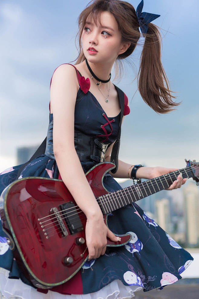 天台吉他彩妆 眼妆 唇妆护肤美妆美女微笑...