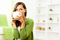 白色,明亮,人,住宅内部,影棚拍摄_157741705_Beautiful woman enjoying a cup of coffee at home_创意图片_Getty Images China