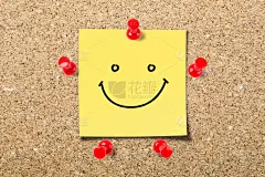 软木板与微笑便利贴