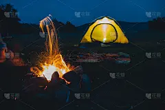 长时间曝光的篝火与黄色帐篷的背景