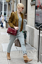 当地时间8月14日，凯特·布兰切特 (Cate Blanchett) 身穿雪纺连体裤搭配帅气夹克在纽约外出。