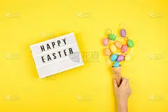 复活节作文，贺卡与孩子的手，灯箱文字复活节快乐，彩色装饰鸡蛋的颜色背景