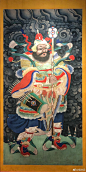 图一二 2019年故宫博物院展出的清代将军门神

图三 约1922年交泰殿隔扇岁末年初张悬的将军门神，今年展出的与之类似

图四 约1922年乾清宫节日期间搭设的彩棚、陈设的有写万年吉祥字样的灯具

图五六 故宫博物院收藏的清代万年吉祥字样球式角质灯 （四件）#全民晒宝季# ​​​​