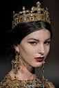 #绘画素材# D&G 2013秋冬发布会上的西西里小皇冠头饰，快来画个女王吧