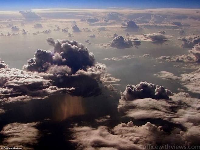 最佳观景办公室：从飞机驾驶舱看下雨云层 ...