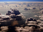 最佳观景办公室：从飞机驾驶舱看下雨云层 : 大片的云在12000米的高空形成并降下倾盘大雨，波音747拖出长长的航迹云。