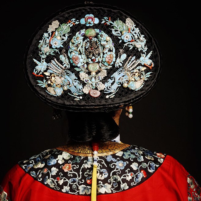 “妈妈演绎宫廷吉服袍，极美清代古董服饰：...