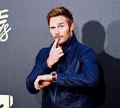 星爵帕帕Chris Pratt现身MTV电影奖，帅不过三秒，迅速成为移动的表情包。最后的动图已经在外网泛滥了，WOAH！这二货太可爱了！ ​​​​