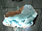 矿物名称：异极矿 Calamine/Hemimorphite
中国云南著名产地：世界著名的产地有英国(England)等国家。
名称来源：以晶体的性质命名
成因产状：异极矿产于铅锌硫化物矿床的氧化带，一般是闪锌矿氧化的产物，与菱锌矿、白铅矿、褐铁矿等共生。稳定上限为250°C，过此温度即转变成硅锌矿Zn2[SiO4]化学组成：Zn4(H2O)[Si2O7](OH)2，ZnO67.49，SiO225.01，H2O7.50。通常还含有Pb、Fe、Ca等。当温度升高到500ºC时失去结晶水；温度更高时