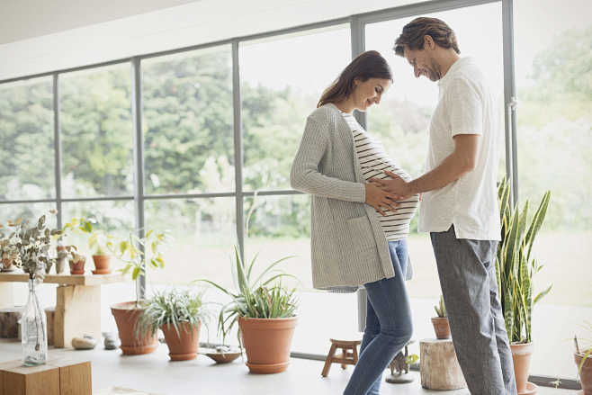 Pregnant couple hold...