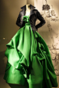 Oscar de la Renta gown, Balenciaga jacket.
奥斯卡·德·拉·仑塔的礼服就很赞了~大绿色的波浪褶、胸花。再加上Balenciaga皮质大翻领的夹克~太前卫了~！赞赞赞！！
