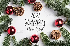 2021年新年快乐，用红色的小玩意、松果和冷杉树枝写短信。